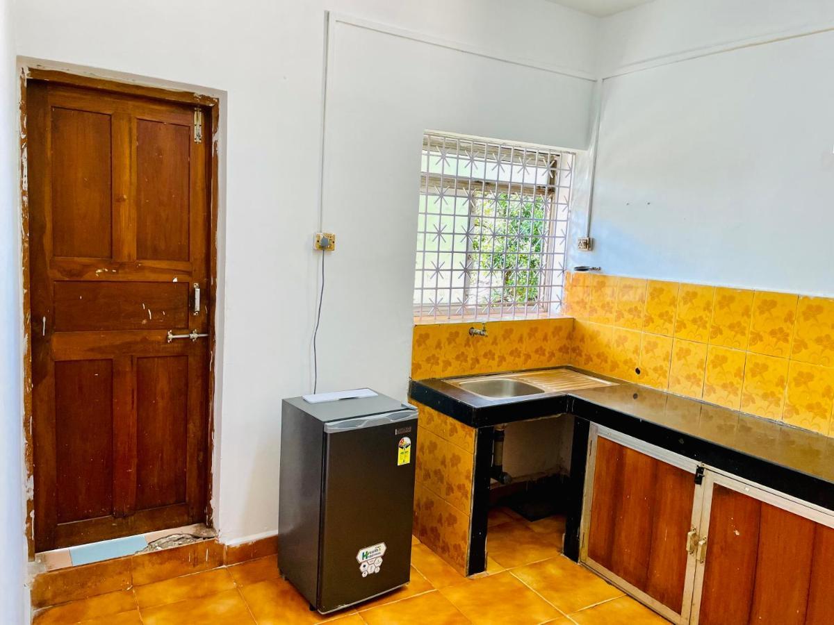 Blue Waves Guest House Calangute Bagian luar foto
