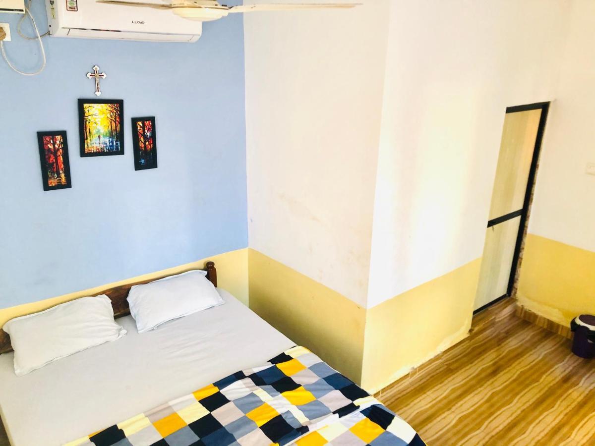 Blue Waves Guest House Calangute Bagian luar foto